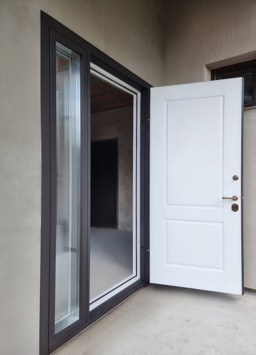 Входная остекленная дверь