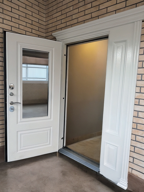 Белая дверь с окном