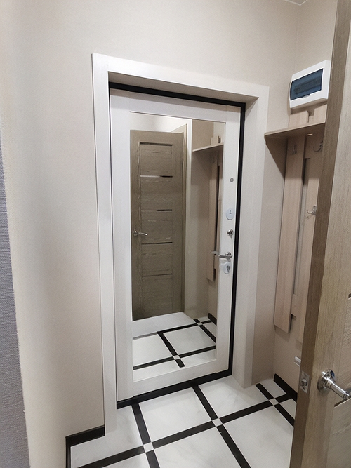 Дверь в квартиру с зеркалом внутри Дверь в квартиру с зеркалом внутри